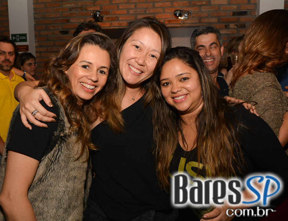 Grupo Revelação cantou seus sucessos na Festa de 1 ano do Lapa 40 Graus Grupo Revelação cantou seus sucessos na Festa de 1 ano do Lapa 40 Graus