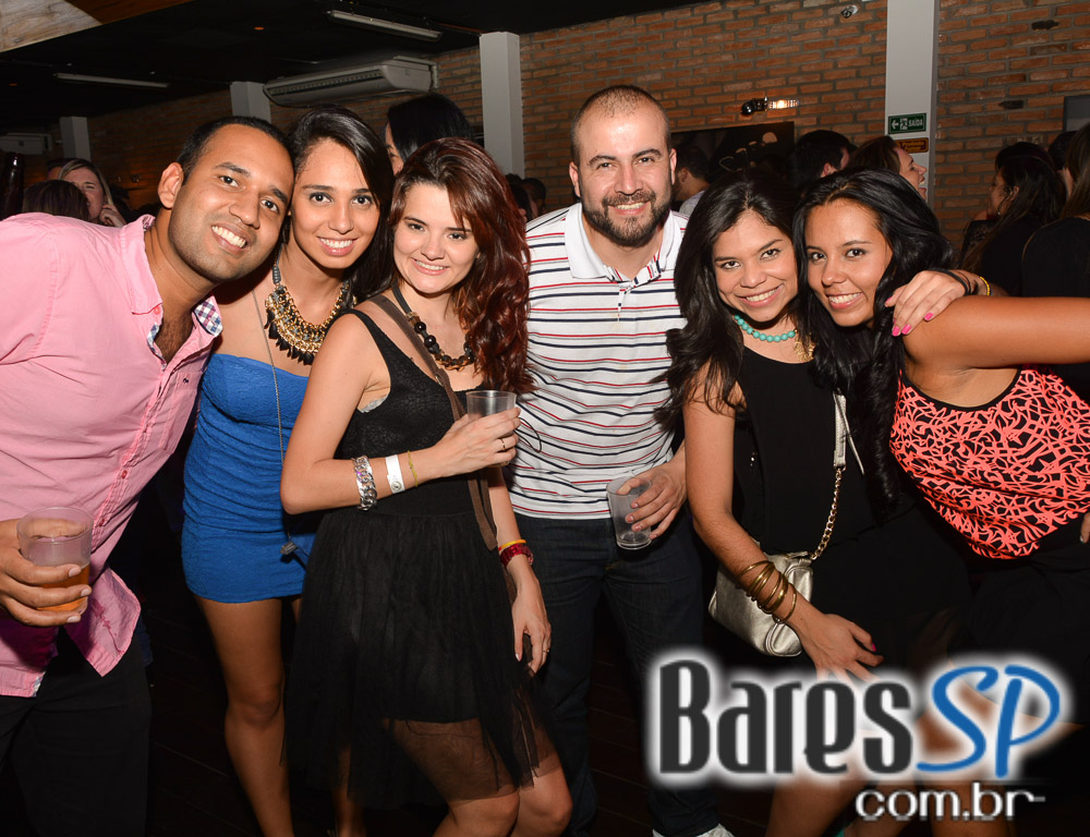 Grupo Revelação cantou seus sucessos na Festa de 1 ano do Lapa 40 Graus Grupo Revelação cantou seus sucessos na Festa de 1 ano do Lapa 40 Graus