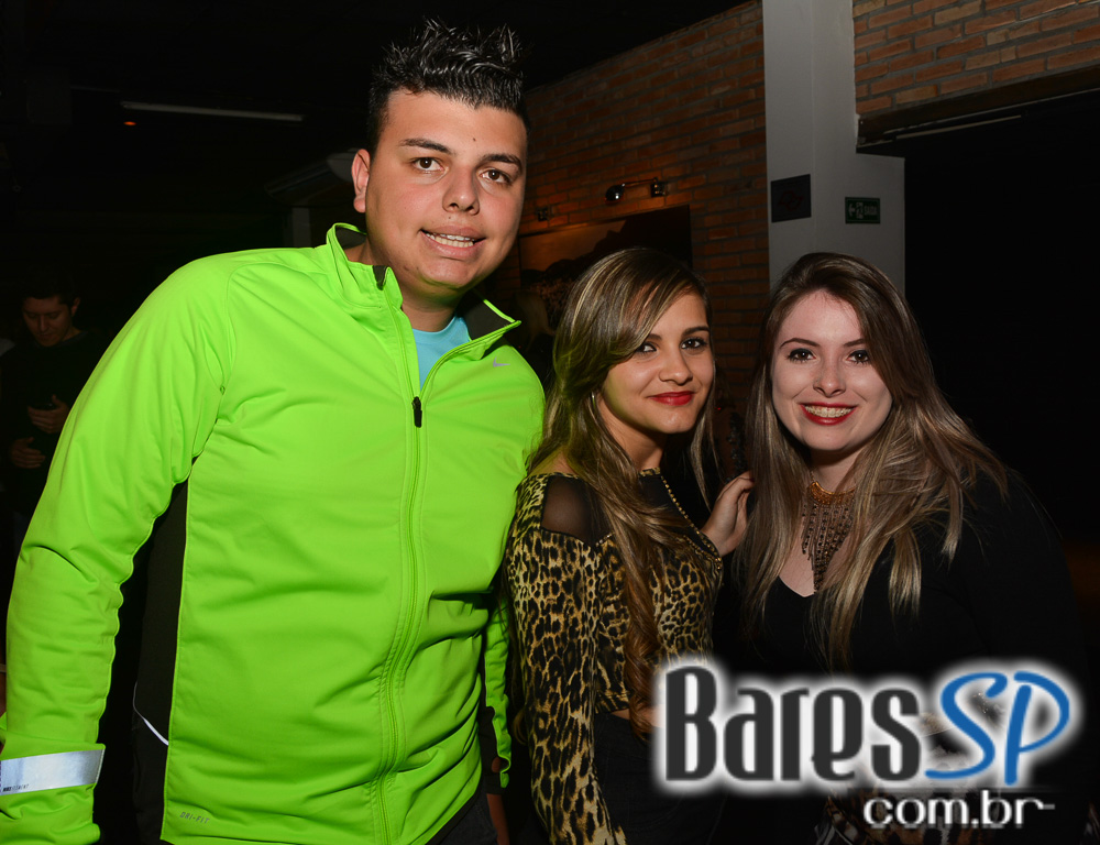 Grupo Revelação cantou seus sucessos na Festa de 1 ano do Lapa 40 Graus Grupo Revelação cantou seus sucessos na Festa de 1 ano do Lapa 40 Graus