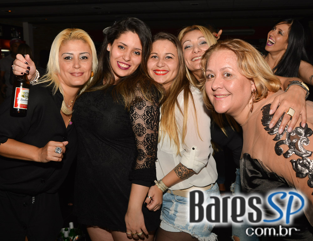 Grupo Revelação cantou seus sucessos na Festa de 1 ano do Lapa 40 Graus Grupo Revelação cantou seus sucessos na Festa de 1 ano do Lapa 40 Graus