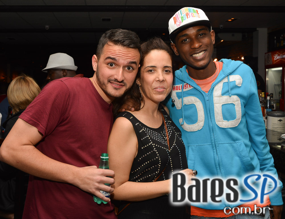 Grupo Revelação cantou seus sucessos na Festa de 1 ano do Lapa 40 Graus Grupo Revelação cantou seus sucessos na Festa de 1 ano do Lapa 40 Graus