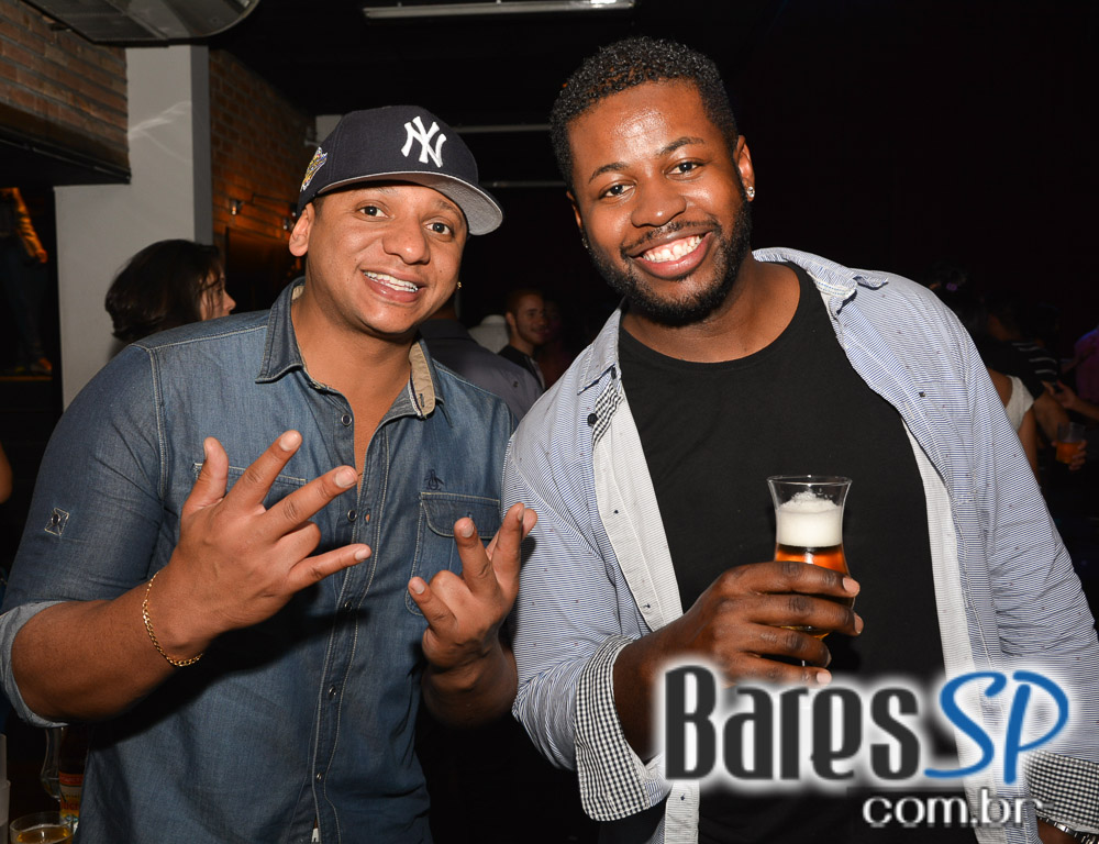 Grupo Revelação cantou seus sucessos na Festa de 1 ano do Lapa 40 Graus Grupo Revelação cantou seus sucessos na Festa de 1 ano do Lapa 40 Graus