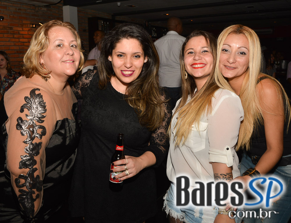 Grupo Revelação cantou seus sucessos na Festa de 1 ano do Lapa 40 Graus Grupo Revelação cantou seus sucessos na Festa de 1 ano do Lapa 40 Graus