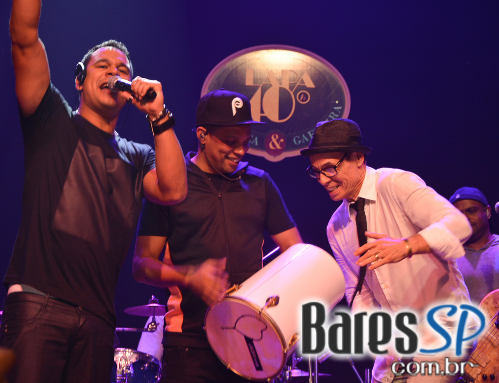 Grupo Revelação cantou seus sucessos na Festa de 1 ano do Lapa 40 Graus Grupo Revelação cantou seus sucessos na Festa de 1 ano do Lapa 40 Graus