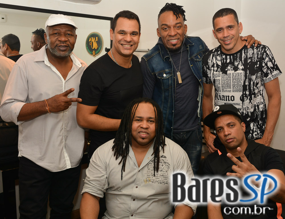 Grupo Revelação cantou seus sucessos na Festa de 1 ano do Lapa 40 Graus Grupo Revelação cantou seus sucessos na Festa de 1 ano do Lapa 40 Graus