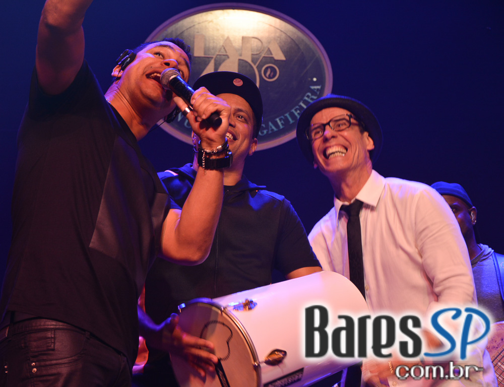 Grupo Revelação cantou seus sucessos na Festa de 1 ano do Lapa 40 Graus Grupo Revelação cantou seus sucessos na Festa de 1 ano do Lapa 40 Graus