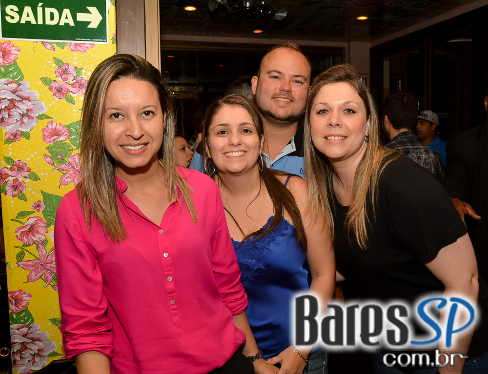 Grupo Molejo tocou sucessos do pagode no palco do Tatu Bola Bar sábado