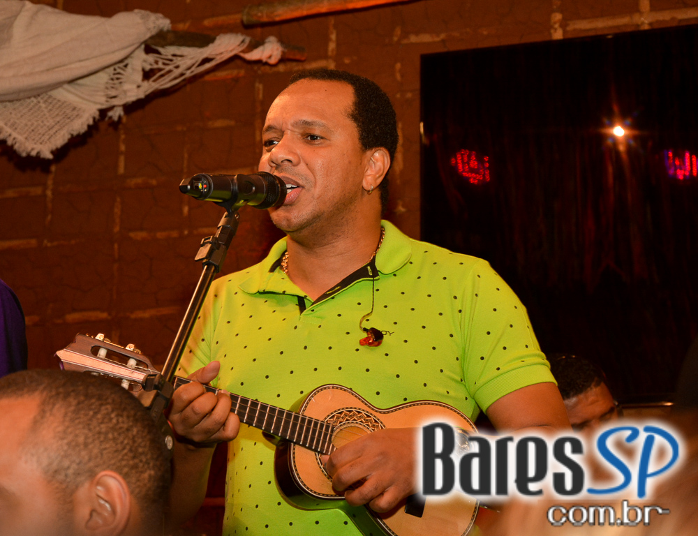 Grupo Molejo tocou sucessos do pagode no palco do Tatu Bola Bar sábado