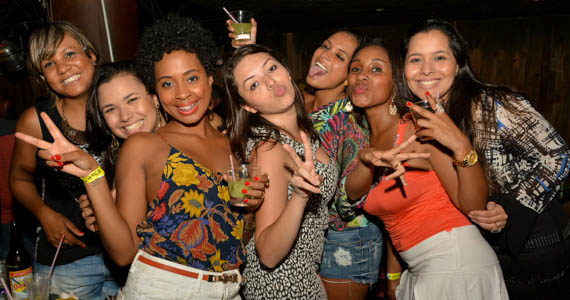 Grupo Fundo de Quintal tocou sucessos da carreira no Favela da Vila