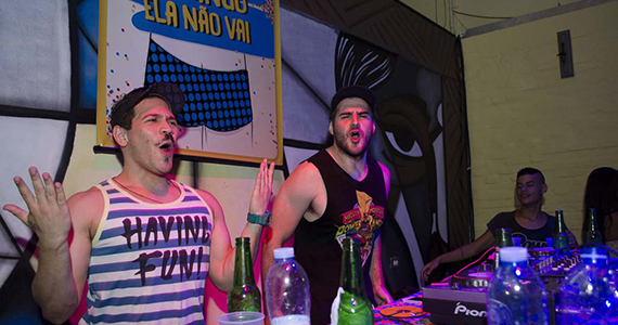 Bloco Domingo Ela Não Vai fez esquenta para o Carnaval 2016 no Jongo Reverendo