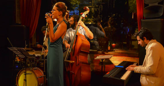 Amanda Maciel embalou a noite do público no Madeleine da Vila Madalena