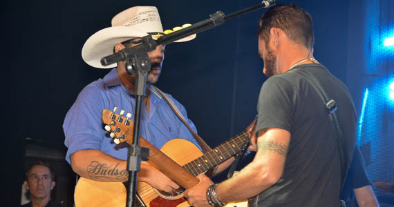 Lapa 40 Graus promoveu noite sertaneja com show da dupla Edson e Hudson
