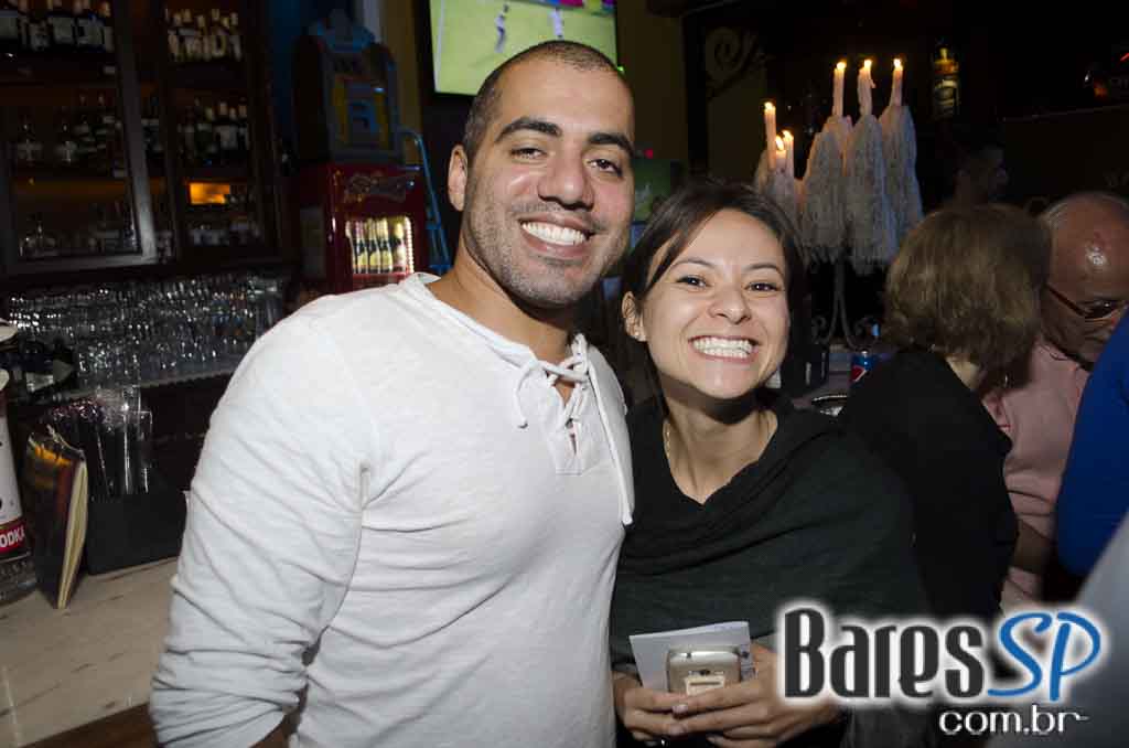 Rolls Rock se apresentou com os grandes clássicos do rock no Bar Charles Edward Rolls Rock se apresentou com os grandes clássicos do rock no Bar Charles Edward