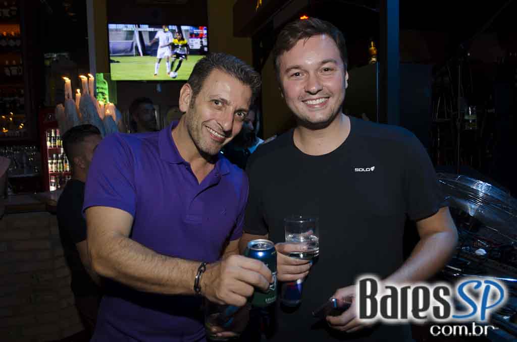 Rolls Rock se apresentou com os grandes clássicos do rock no Bar Charles Edward Rolls Rock se apresentou com os grandes clássicos do rock no Bar Charles Edward