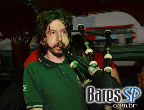 Bandas The Leprechaun e Rubber Soul animaram a festa de St. Patrick's Day no The Blue Pub