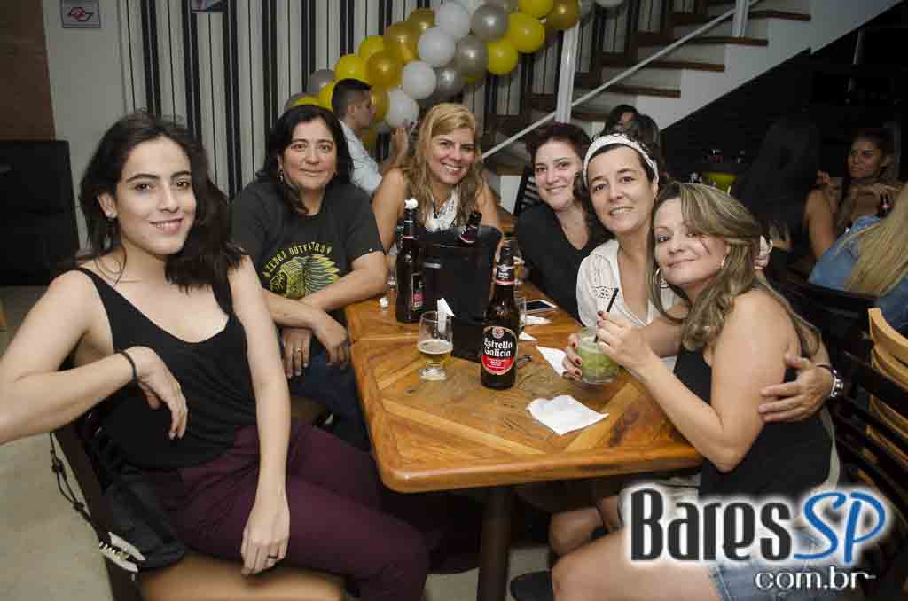 S/A Club Bar recebeu a cantora Tammy Santos em festa de aniversário de 4 anos da casa no sábado