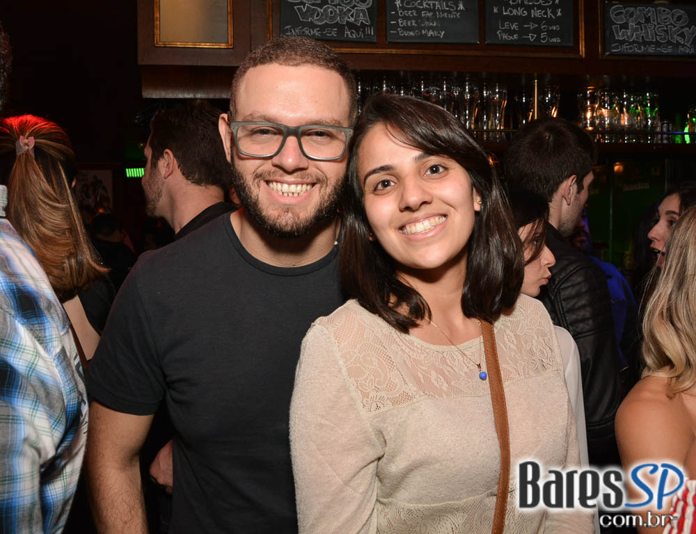 William Kim e banda Bubbles comandaram a noite com clássicos do rock no Republic Pub William Kim e banda Bubbles comandaram a noite com clássicos do rock no Republic Pub