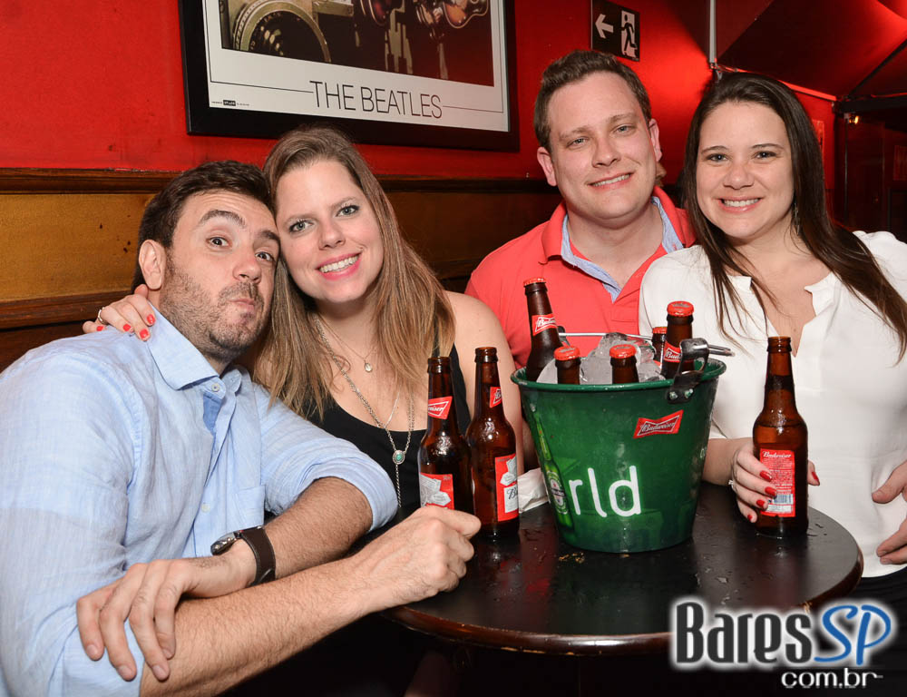 William Kim e banda Bubbles comandaram a noite com clássicos do rock no Republic Pub William Kim e banda Bubbles comandaram a noite com clássicos do rock no Republic Pub