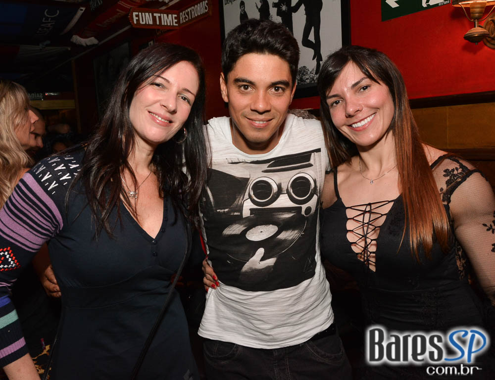 William Kim e banda Bubbles comandaram a noite com clássicos do rock no Republic Pub William Kim e banda Bubbles comandaram a noite com clássicos do rock no Republic Pub