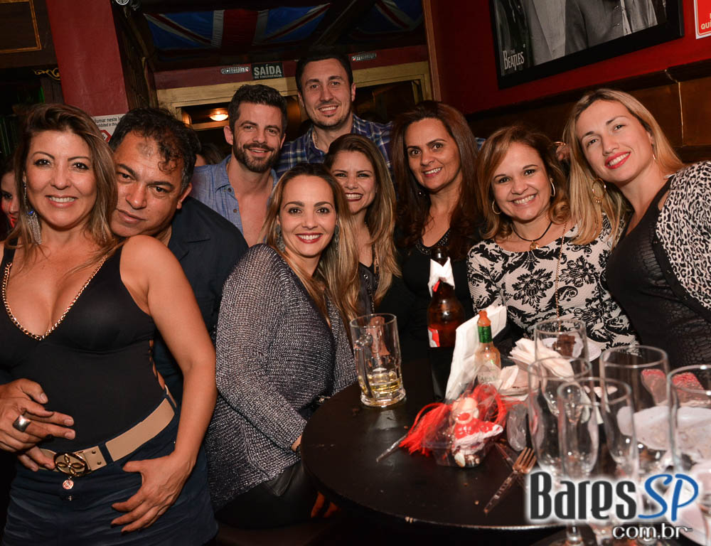 William Kim e banda Bubbles comandaram a noite com clássicos do rock no Republic Pub William Kim e banda Bubbles comandaram a noite com clássicos do rock no Republic Pub