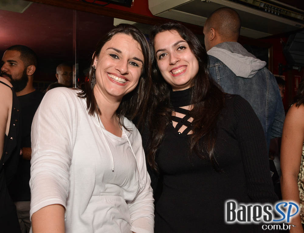 William Kim e banda Bubbles comandaram a noite com clássicos do rock no Republic Pub William Kim e banda Bubbles comandaram a noite com clássicos do rock no Republic Pub