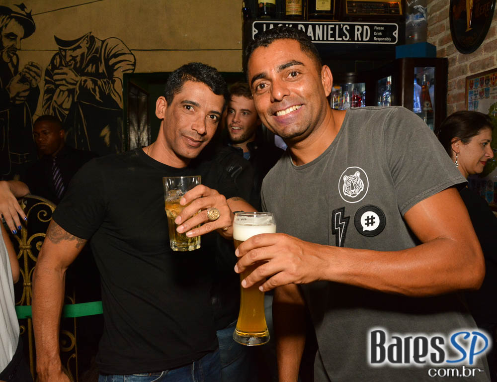 Banda Jack Fast comandou a noite com clássicos do pop rock no Dublin Banda Jack Fast comandou a noite com clássicos do pop rock no Dublin