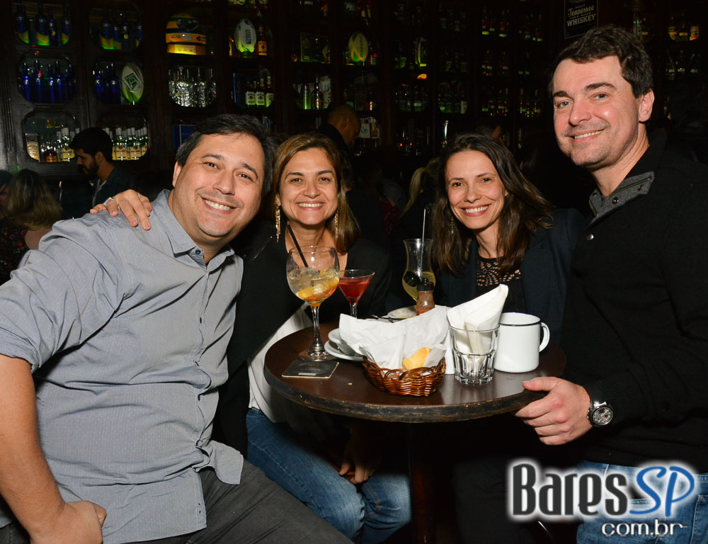 Banda Double Shot comandou a noite com muito pop rock no Dublin Banda Double Shot comandou a noite com muito pop rock no Dublin