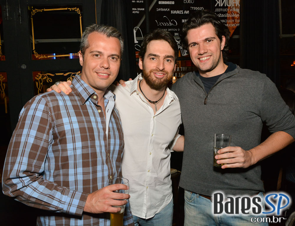 Banda Double Shot comandou a noite com muito pop rock no Dublin Banda Double Shot comandou a noite com muito pop rock no Dublin