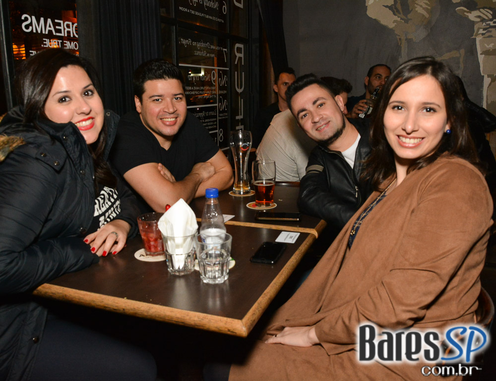 Banda Double Shot comandou a noite com muito pop rock no Dublin Banda Double Shot comandou a noite com muito pop rock no Dublin