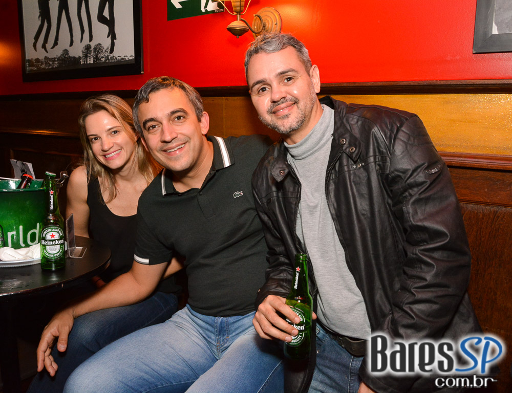 William Kim e banda Monk tocaram clássicos do pop rock no Republic Pub William Kim e banda Monk tocaram clássicos do pop rock no Republic Pub