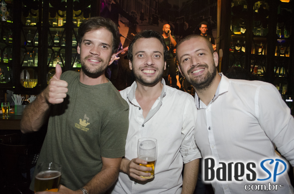 Banda Jack Fast comandou a noite com clássicos do pop rock no Dublin Banda Jack Fast comandou a noite com clássicos do pop rock no Dublin