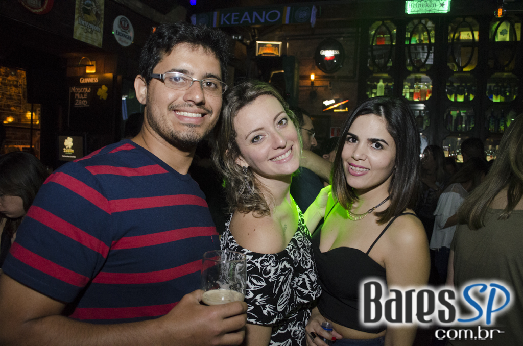 Banda Jack Fast comandou a noite com clássicos do pop rock no Dublin Banda Jack Fast comandou a noite com clássicos do pop rock no Dublin