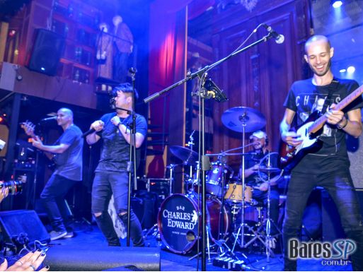 Paula Marquezine e banda Mach 5 comandaram a noite com pop rock no Bar Charles Edward - St. Patrick's Week 2018