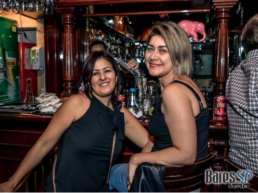 Banda Music Box recebeu o rock dos anos 60 até atualidades no The Blue Pub - St. Patrick's Week 2018