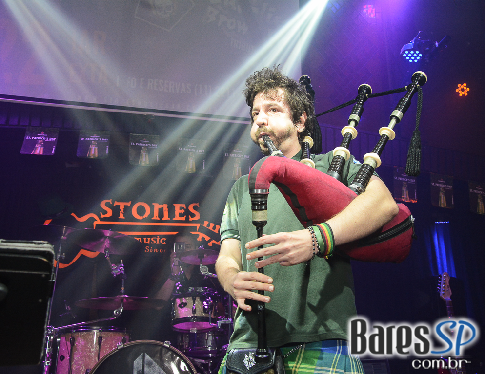 Apresentação da banda Kashmir agita à noite no Stones Music Bar 
