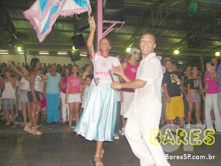 Ensaio na quadra da Sociedade Rosas de Ouro Ensaio na quadra da Sociedade Rosas de Ouro