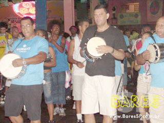 Ensaio na quadra da Sociedade Rosas de Ouro Ensaio na quadra da Sociedade Rosas de Ouro