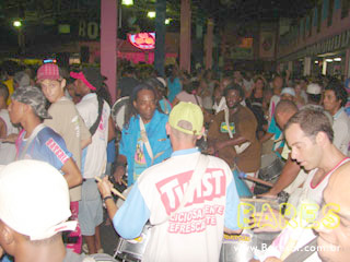 Ensaio na quadra da Sociedade Rosas de Ouro Ensaio na quadra da Sociedade Rosas de Ouro