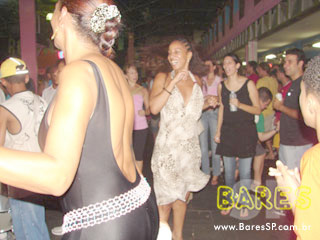 Ensaio na quadra da Sociedade Rosas de Ouro Ensaio na quadra da Sociedade Rosas de Ouro