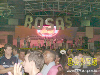 Ensaio na quadra da Sociedade Rosas de Ouro Ensaio na quadra da Sociedade Rosas de Ouro