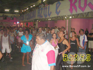 Ensaio na quadra da Sociedade Rosas de Ouro Ensaio na quadra da Sociedade Rosas de Ouro