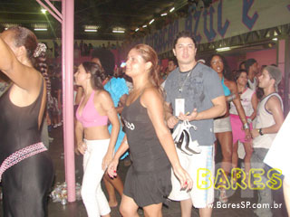 Ensaio na quadra da Sociedade Rosas de Ouro Ensaio na quadra da Sociedade Rosas de Ouro