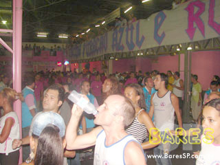 Ensaio na quadra da Sociedade Rosas de Ouro Ensaio na quadra da Sociedade Rosas de Ouro