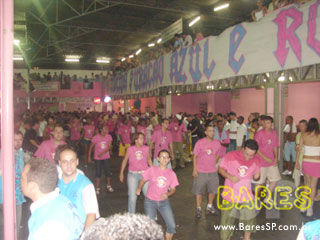 Ensaio na quadra da Sociedade Rosas de Ouro Ensaio na quadra da Sociedade Rosas de Ouro