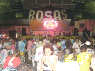 Ensaio na quadra da Sociedade Rosas de Ouro Ensaio na quadra da Sociedade Rosas de Ouro