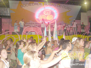 Ensaio na quadra da Sociedade Rosas de Ouro Ensaio na quadra da Sociedade Rosas de Ouro