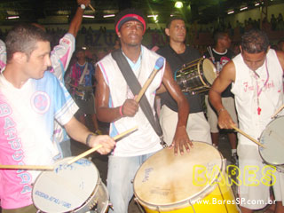 Ensaio na quadra da Sociedade Rosas de Ouro Ensaio na quadra da Sociedade Rosas de Ouro