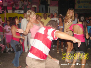 Ensaio na quadra da Sociedade Rosas de Ouro Ensaio na quadra da Sociedade Rosas de Ouro