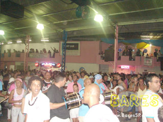 Ensaio na quadra da Sociedade Rosas de Ouro Ensaio na quadra da Sociedade Rosas de Ouro