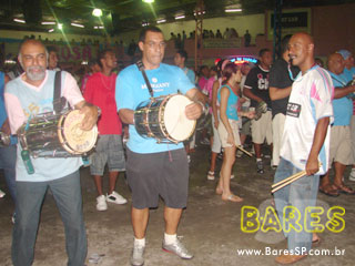 Ensaio na quadra da Sociedade Rosas de Ouro Ensaio na quadra da Sociedade Rosas de Ouro